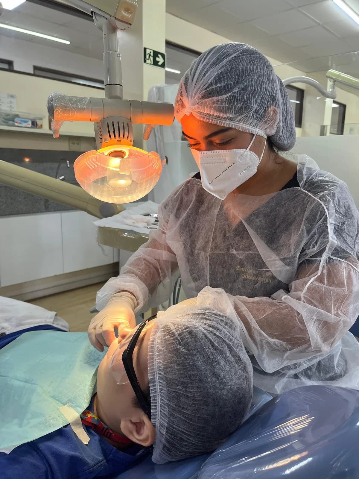 Dra. Darlyana realizando atendimento odontológico em ambiente clínico
