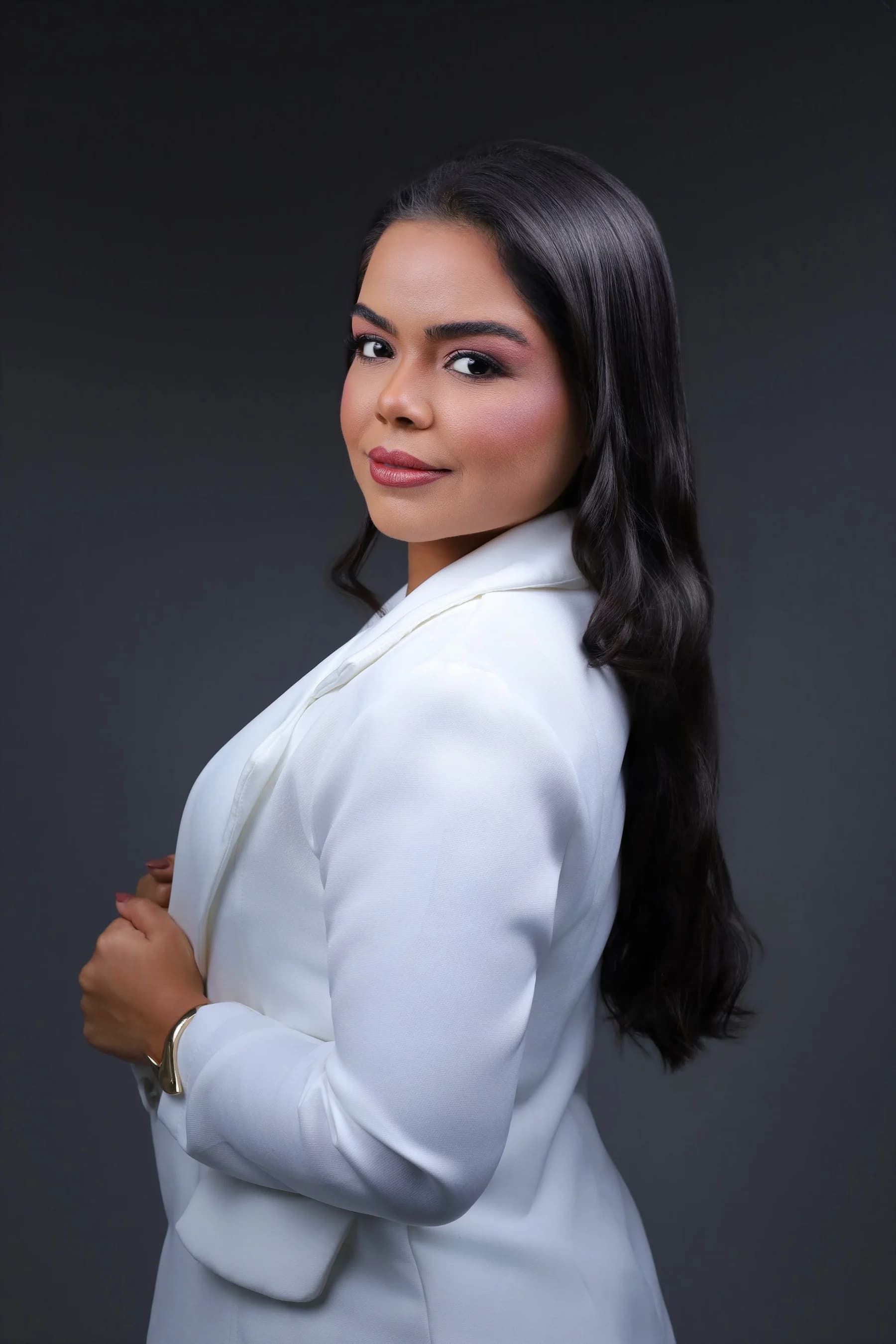 Retrato lateral da Dra. Darlyana Lemos em traje profissional branco