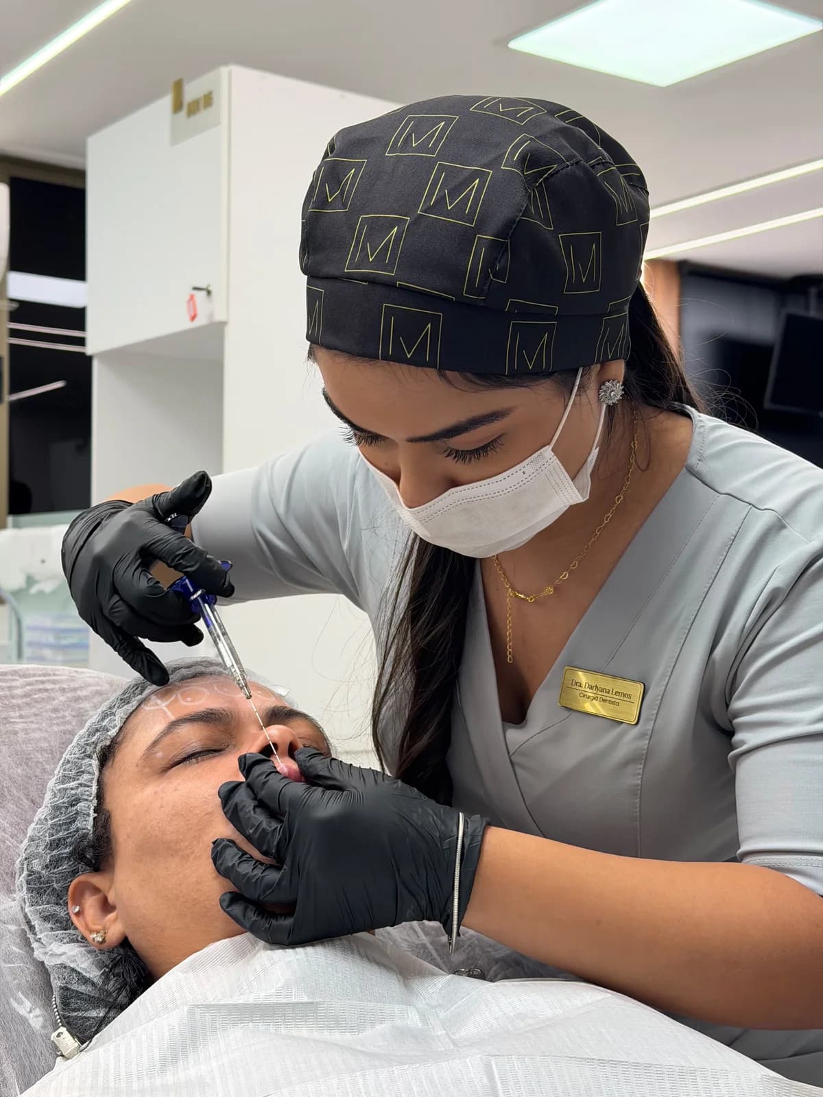 Dra. Darlyana realizando procedimento de estética orofacial